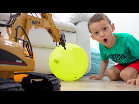 София и Макс играют с игрушечным трактором экскаватором и воздушными шарами - Популярные видеоролики рунета