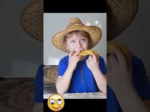 How to eat a banana 😂 #shorts Funny video by SanulkaShow - Популярные видеоролики рунета