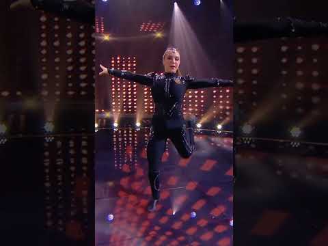 Ця дівчина запалює сцену енергійним акробатичним рок-н-ролом! 🤩 | #Shorts - Популярные видеоролики рунета
