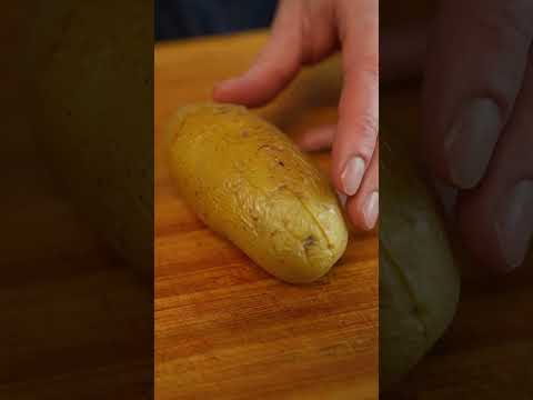 Печёная картошка с селёдочкой, сыром и зеленью... Ничего не напоминает?)) #shorts - Популярные видеоролики рунета